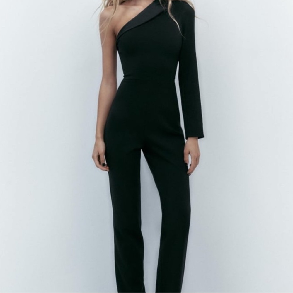Chic Black One-Shoulder Jumpsuit
